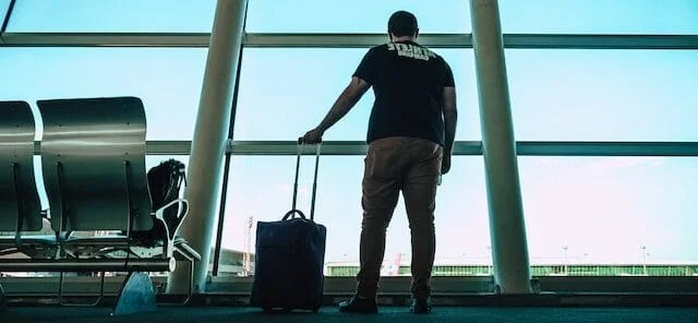 Viajero con equipaje en una terminal de aeropuerto