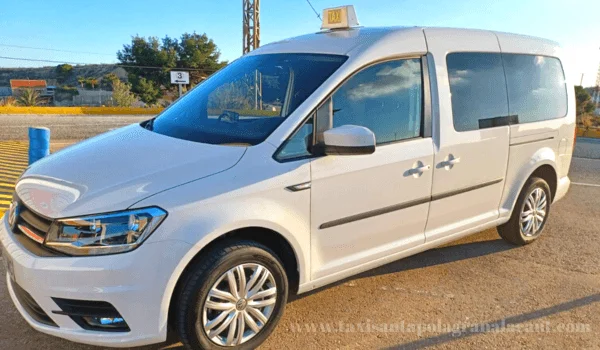 Taxi de Santa Pola con espacio para viajar en grupo